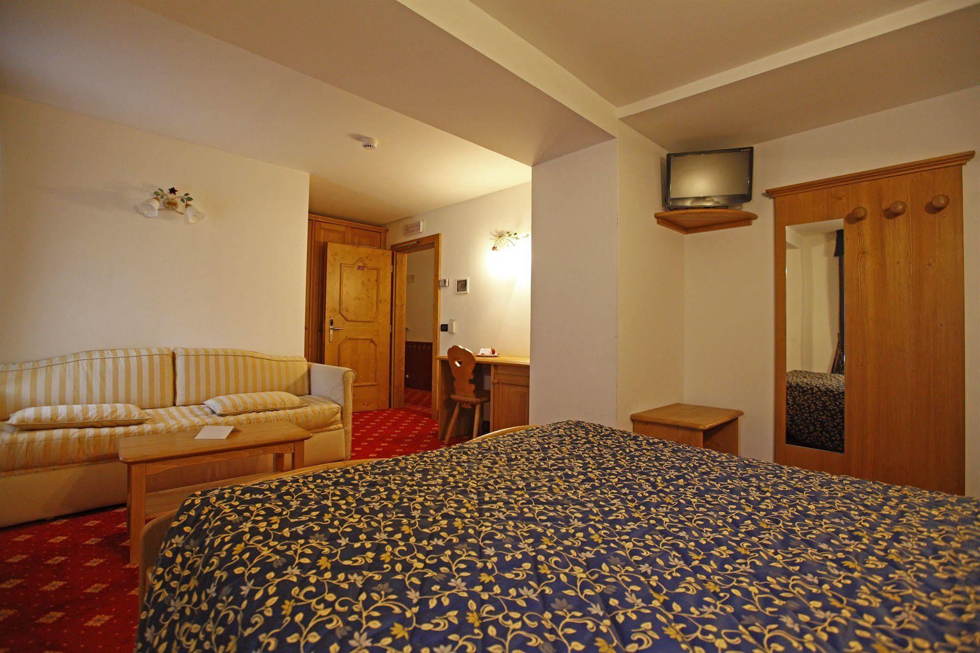 Hotel Il Maniero Ossana Exterior foto
